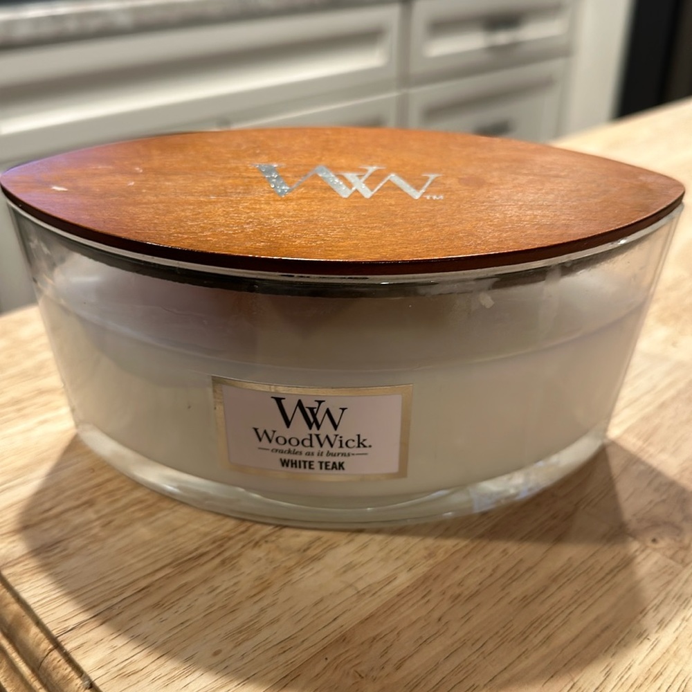 Woodwork white teak candle